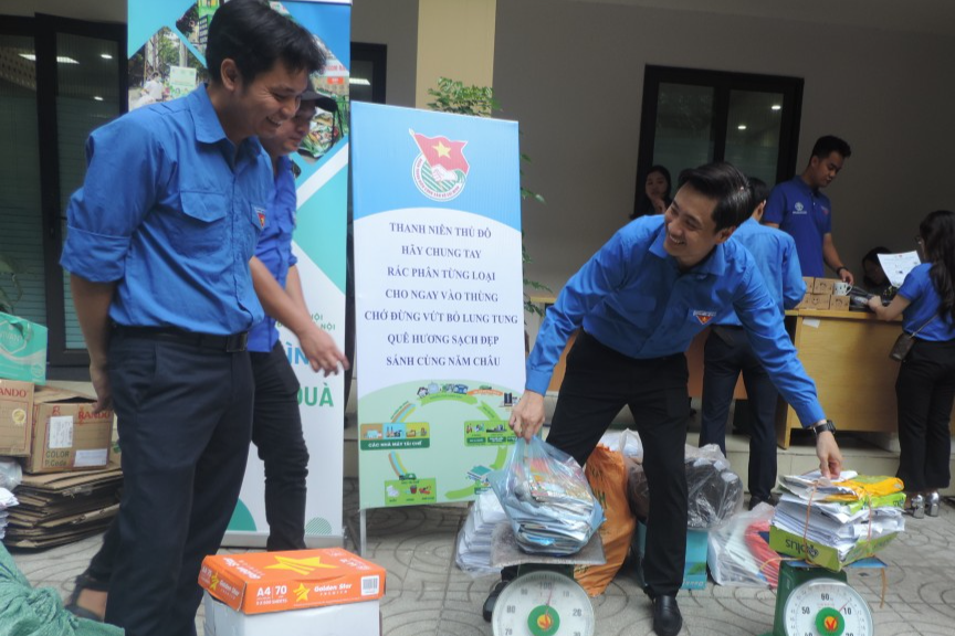 Từ “đổi rác lấy quà” thanh niên hành động vì Thủ đô xanh