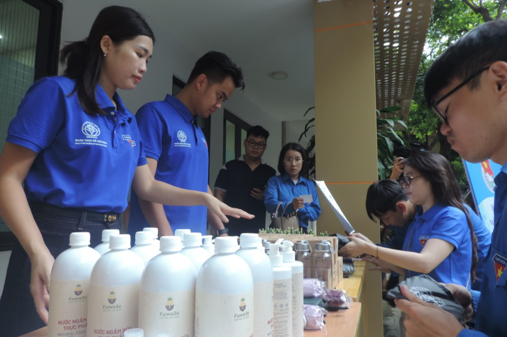 Từ “đổi rác lấy quà” thanh niên hành động vì Thủ đô xanh