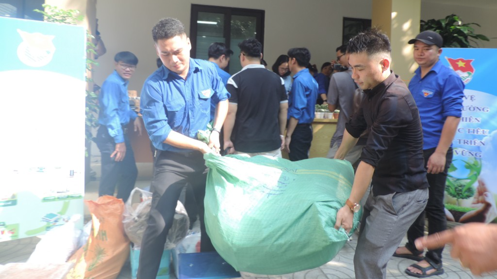 Từ “đổi rác lấy quà” thanh niên hành động vì Thủ đô xanh