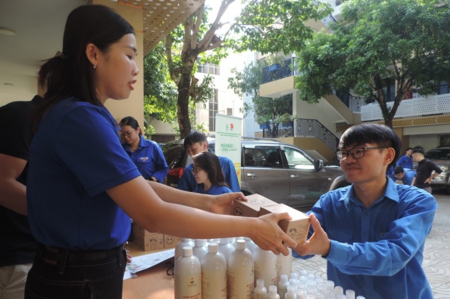 Từ “đổi rác lấy quà” thanh niên hành động vì Thủ đô xanh