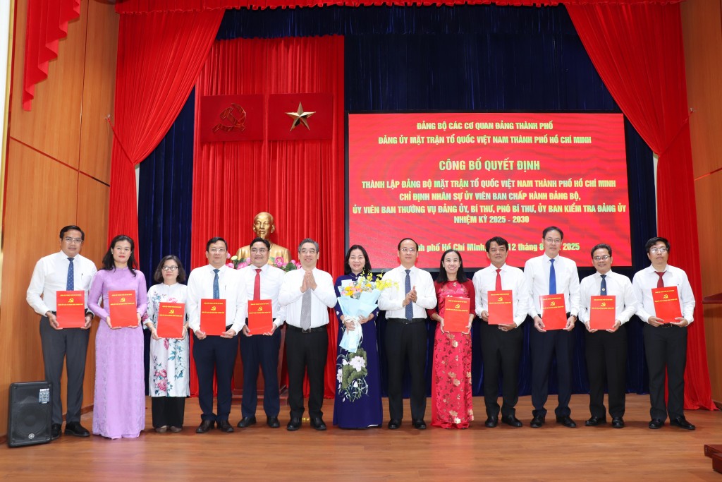 trao quyết định và hoa chúc mừng Ban Chấp hành Đảng bộ Ủy ban Mặt trận Tổ quốc Việt Nam TP.HCM
