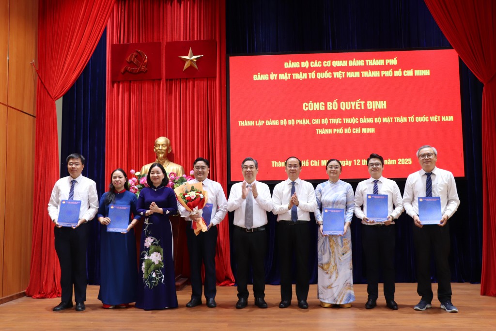 trao quyết định và hoa chúc mừng đảng bộ bộ phận Ban Công tác Đoàn và thanh thiếu nhi