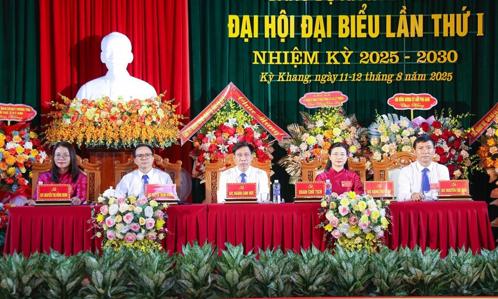Đoàn chủ tịch chủ trì đại hội (ảnh: BHT)