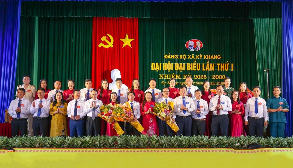 Phó Bí thư chuyên trách Đảng ủy UBND tỉnh Nguyễn Thị Hà Tân và các đại biểu tặng hoa chúc mừng Ban Chấp hành Đảng bộ xã Kỳ Khang nhiệm kỳ 2025 - 2030 (ảnh: BHT)