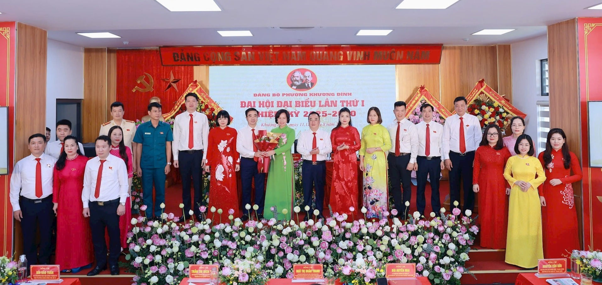 y viên Ban Thường vụ Thành ủy, Bí thư Đảng ủy, Chủ tịch HĐND phường Thanh Xuân Bùi Huyền Mai tặng hoa chúc mừng đại hội