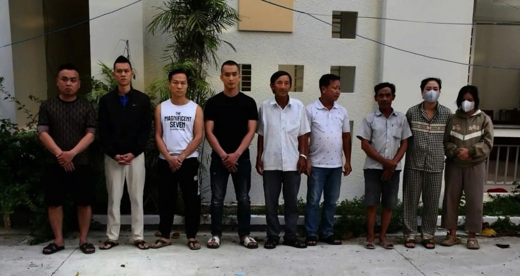 Nguyễn Đại Việt (thứ 4 từ trái qua) bị bắt giữ cùng thời điểm với các đối tượng trong chuyên án. (Ảnh: Công an Đà Nẵng)