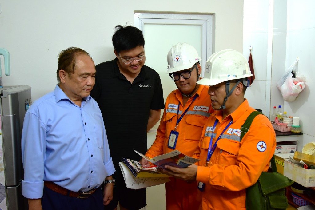 Công nhân EVNHANOI phối hợp với tổ dân phố tuyên truyên an toàn điện, phòng chống cháy nổ tại nhà trọ thuộc phường Hà Đông