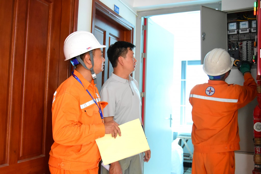 Công nhân EVNHANOI kiểm tra thiết bị điện tại khu vực cho thuê trọ thuộc phường Hà Đông