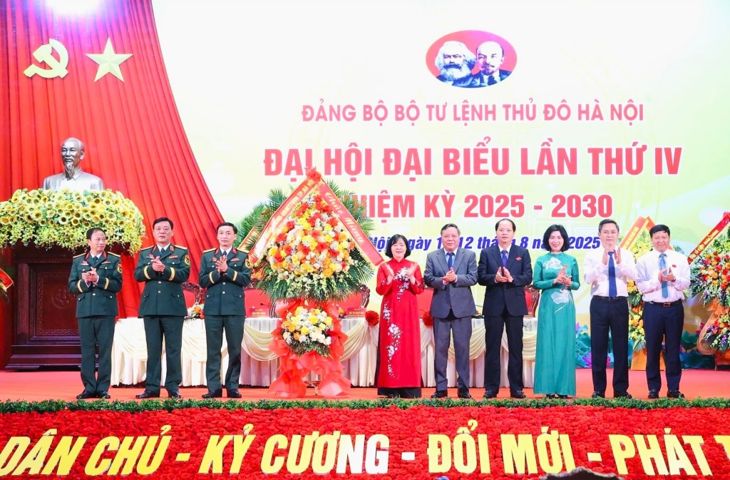 Bí thư Thành ủy Hà Nội Bùi Thị Minh Hoài, Phó Bí thư Thường trực Thành ủy Nguyễn Văn Phong cùng lãnh đạo ban Đảng Thành ủy và HĐND thành phố chúc mừng đại hội. Ảnh: Viết Thành