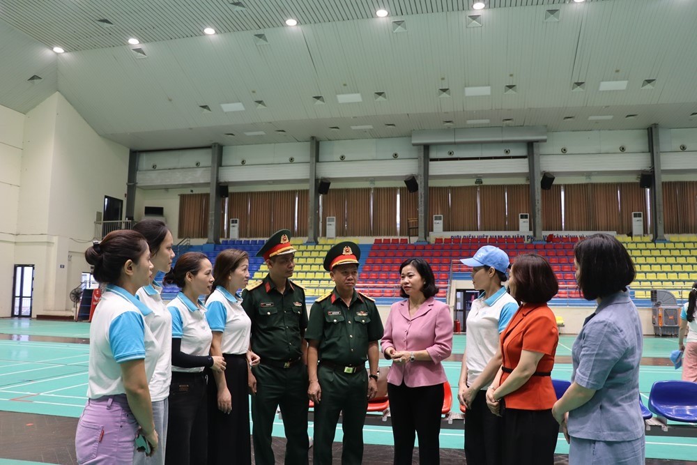 Chủ tịch Hội Liên hiệp phụ nữ Việt Nam Nguyễn Thị Tuyến cùng các đại biểu thăm hỏi, động viên các cán bộ, hội viên phụ nữ