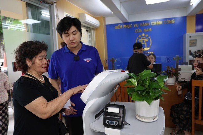 Robot AI làm nhân viên phục vụ hành chính công ở phường Cửa Nam