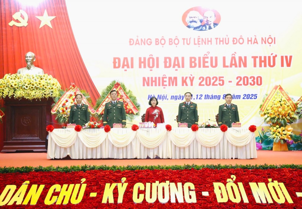 Đoàn chủ tịch đại hội. Ảnh: Viết Thành