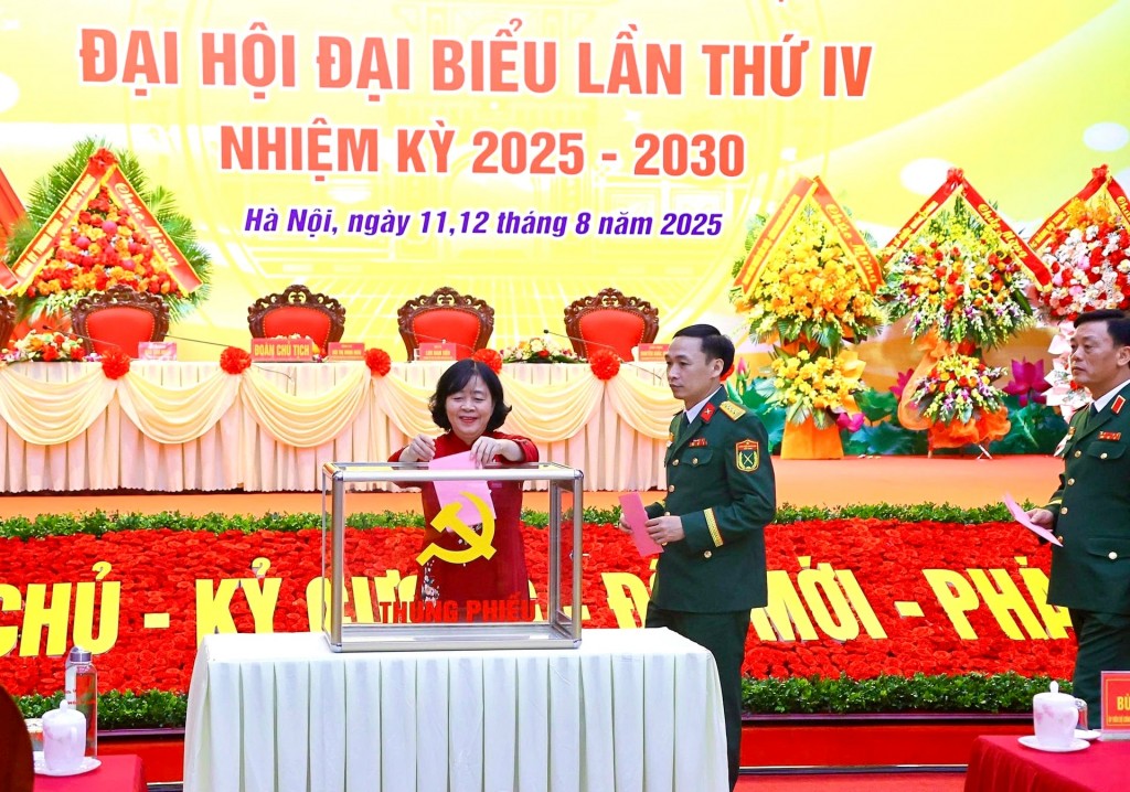 Bí thư Thành ủy Bùi Thị Minh Hoài, Bí thư Đảng ủy Bộ Tư lệnh Thủ đô và các đại biểu bỏ phiếu bầu Ban Chấp hành Đảng bộ Bộ Tư lệnh Thủ đô Hà Nội khóa IV. Ảnh: Viết Thành