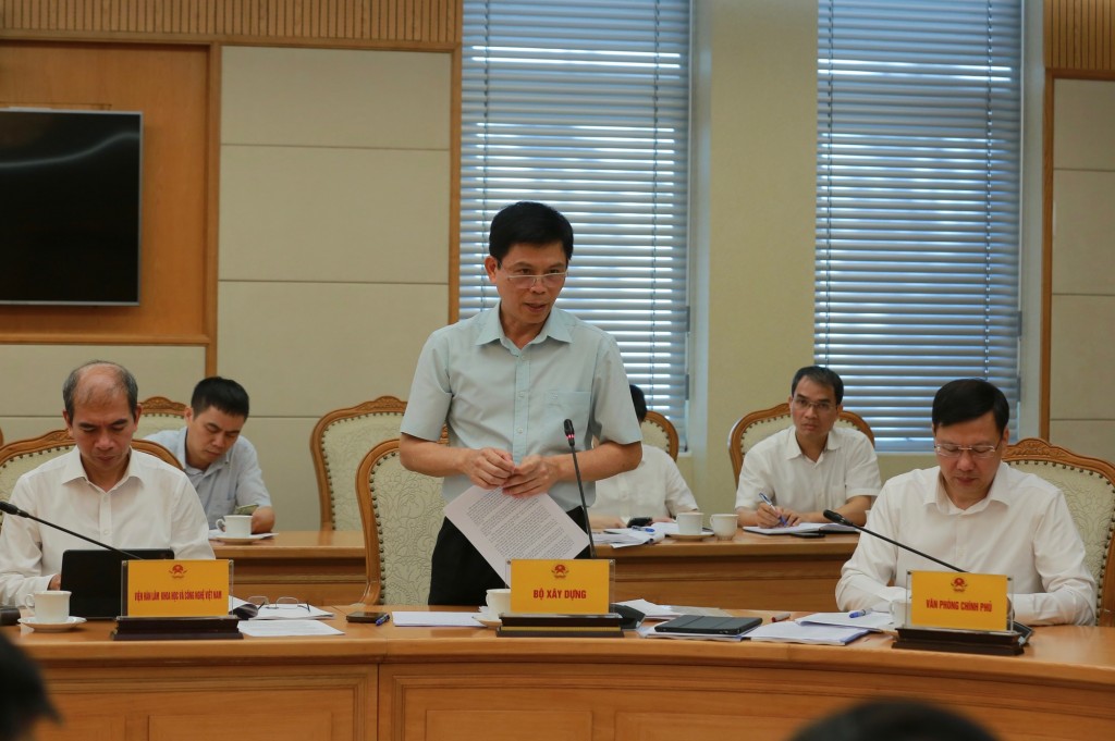 Thứ trưởng Bộ Xây dựng Lê Anh Tuấn báo cáo tại cuộc họp - Ảnh: VGP/Minh Khôi