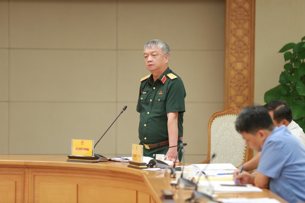 Thượng tướng Nguyễn Quang Ngọc, Phó Tổng Tham mưu trưởng Quân đội nhân dân Việt Nam báo cáo tại cuộc họp - Ảnh: VGP/Minh Khôi