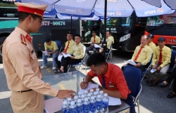 Siết an toàn dịp 2/9: Lái xe giường tầng đồng loạt ký cam kết