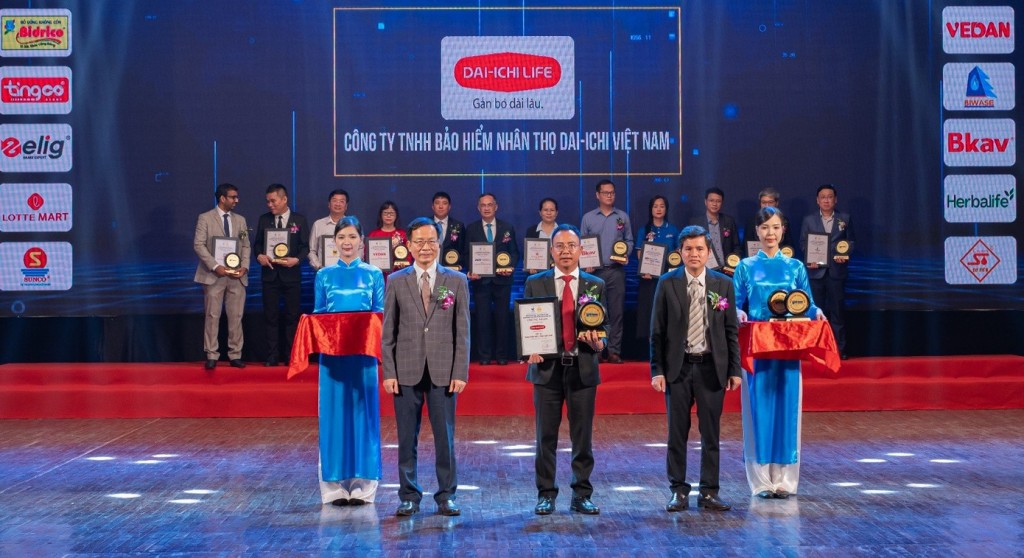 Ông Trần Thanh Tú, Phó Tổng giám đốc Pháp lý, Đối ngoại và Đào tạo Bảo hiểm Dai-ichi Life Việt Nam nhận giải “Top 10 Nhãn hiệu nổi tiếng Việt Nam 2025”