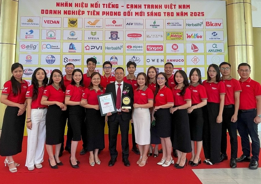 Niềm vui của cán bộ, nhân viên Dai-ichi Life Việt Nam tại Lễ trao Chứng nhận “Nhãn hiệu nổi tiếng – Nhãn hiệu cạnh tranh Việt Nam 2025”.