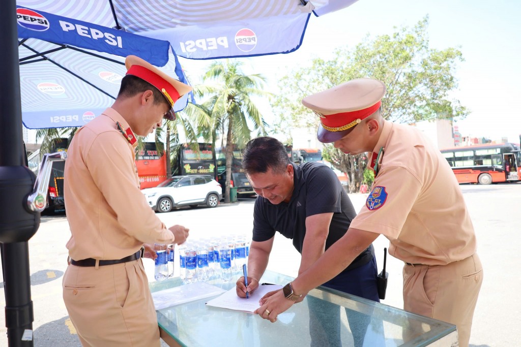 Đại diện Ban Giám đốc Bến xe Nước Ngầm ký cam kết