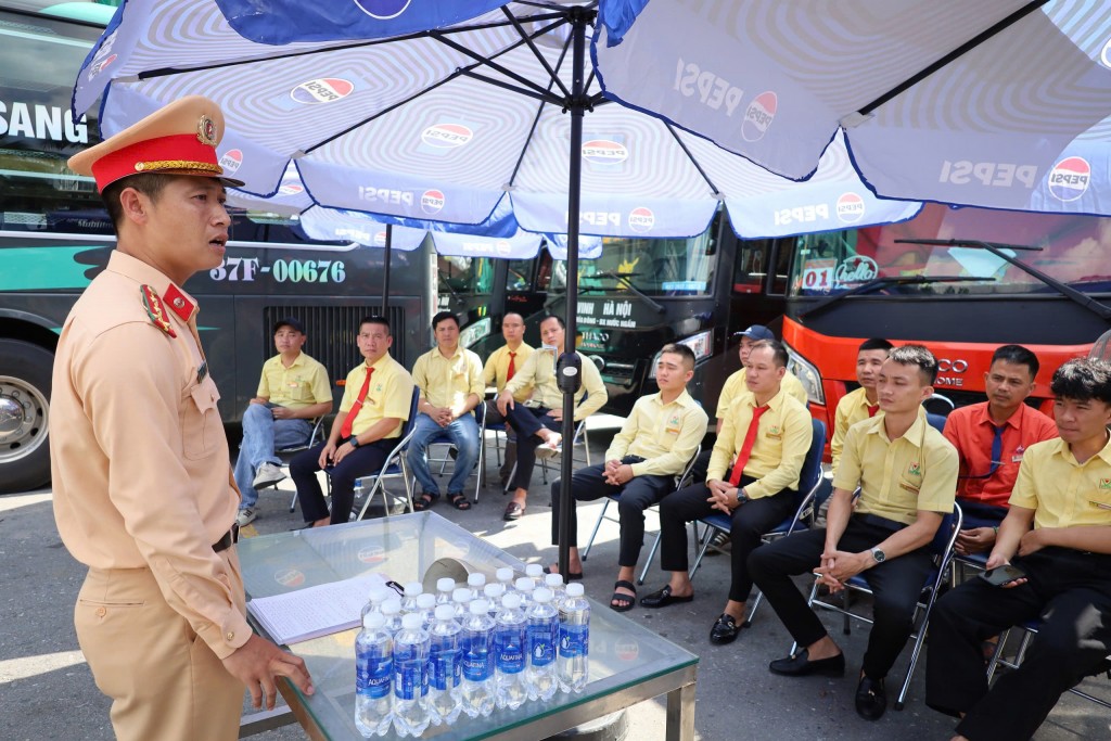 Cán bộ Đội CSGT Đường bộ số 14 tuyên truyền nội dung pháp luật về an toàn giao thông