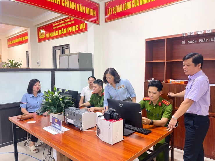 đảng viên Đảng bộ cơ quan Đảng chuẩn bị chụp lại ảnh thẻ đảng