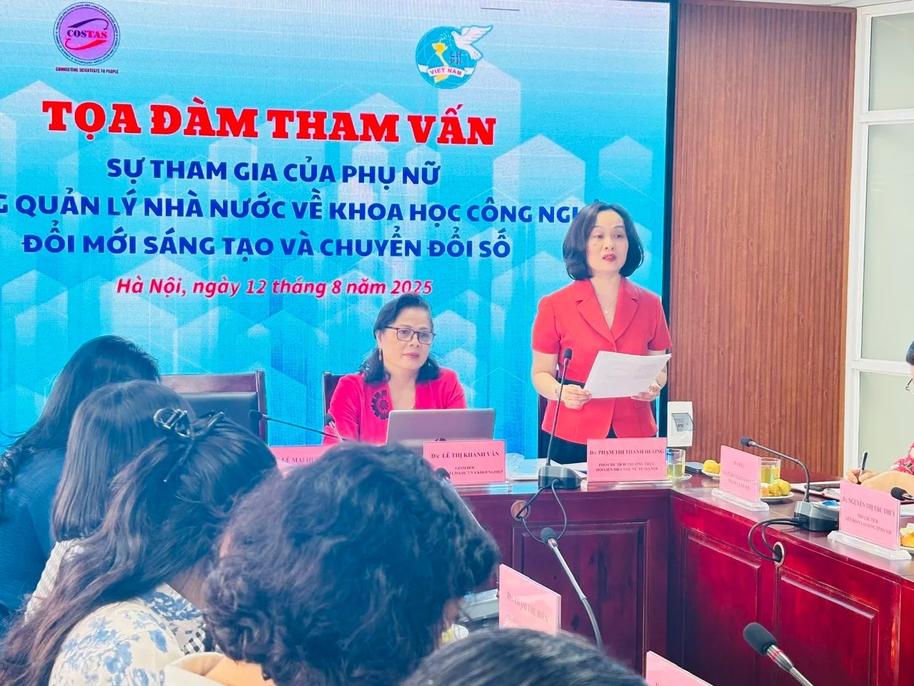Phó Chủ tịch Thường trực Hội LHPN thành phố Hà Nội Phạm Thị Thanh Hương phát biểu khai mạc tọa đàm