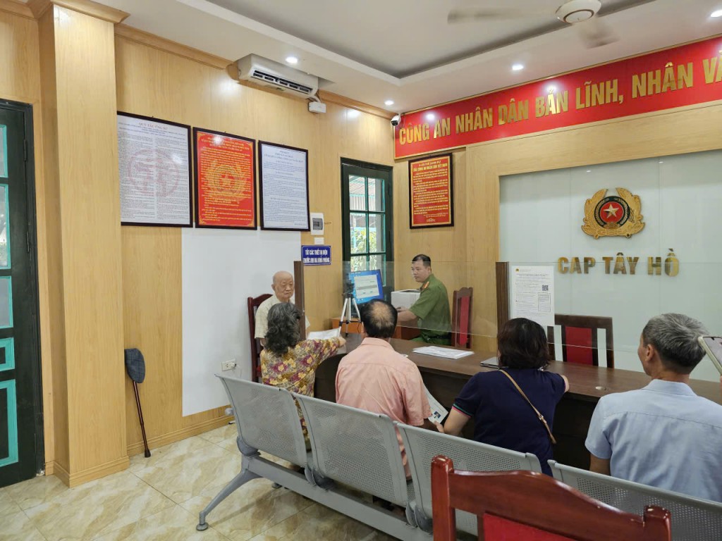 Công an phường Tây Hồ tăng tốc đổi thẻ đảng viên