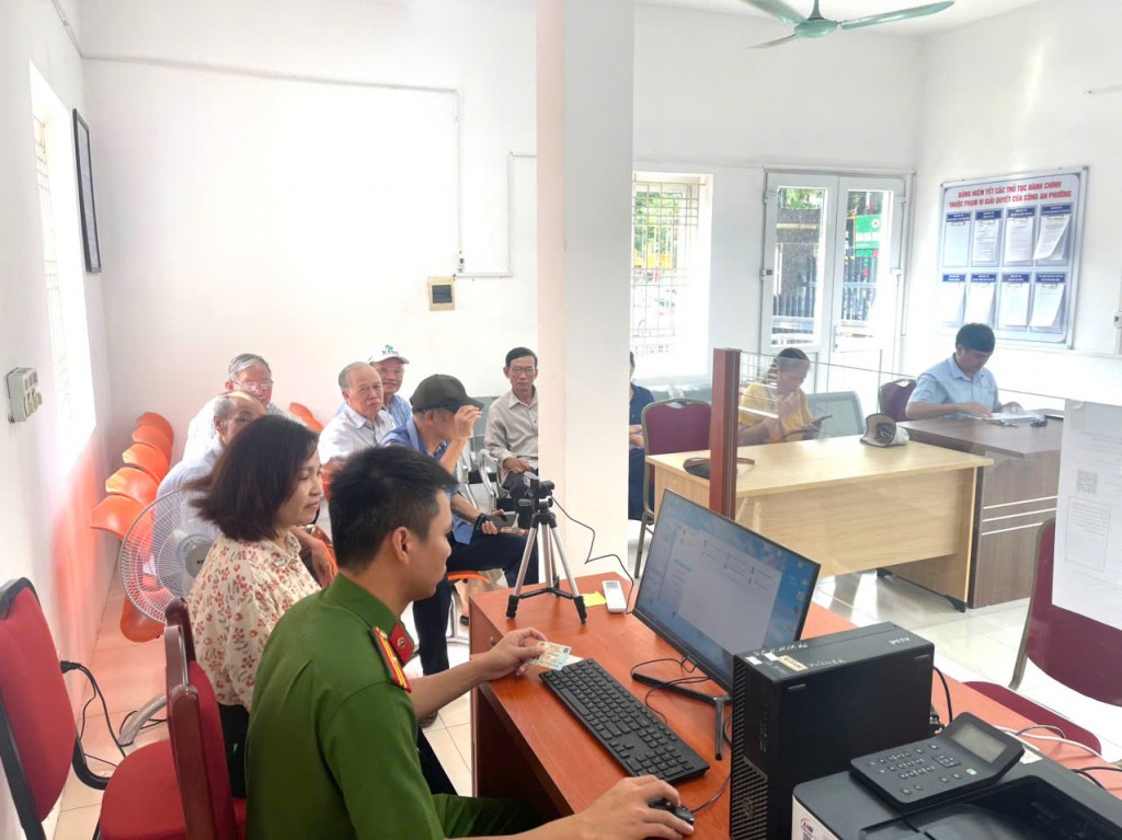 Đảng uỷ Công an phường Tây Hồ đã bố trí 3 địa điểm để triển khai tiếp nhận làm đổi thẻ cho các đảng viên, các đồng chí Bí thư Chi bộ.