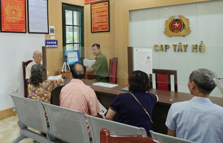 Công an phường Tây Hồ tăng tốc đổi thẻ đảng viên