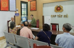 Công an phường Tây Hồ tăng tốc đổi thẻ đảng viên