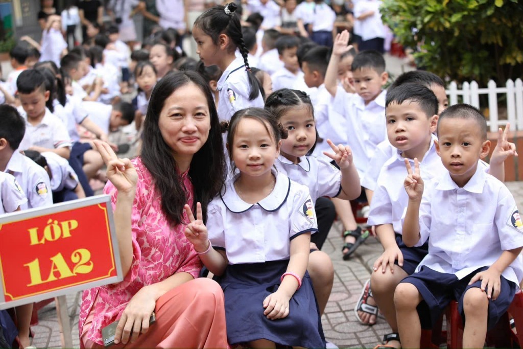 Cô và trò phấn khởi trong ngày khai giảng năm học mới