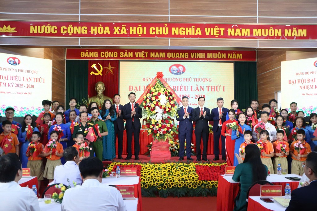 Nhân dân phường Phú Thượng tặng hoa chúc mừng đại hội