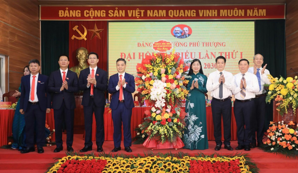 Đại diện lãnh đạo TP tặng hoa chúc mừng đại hội