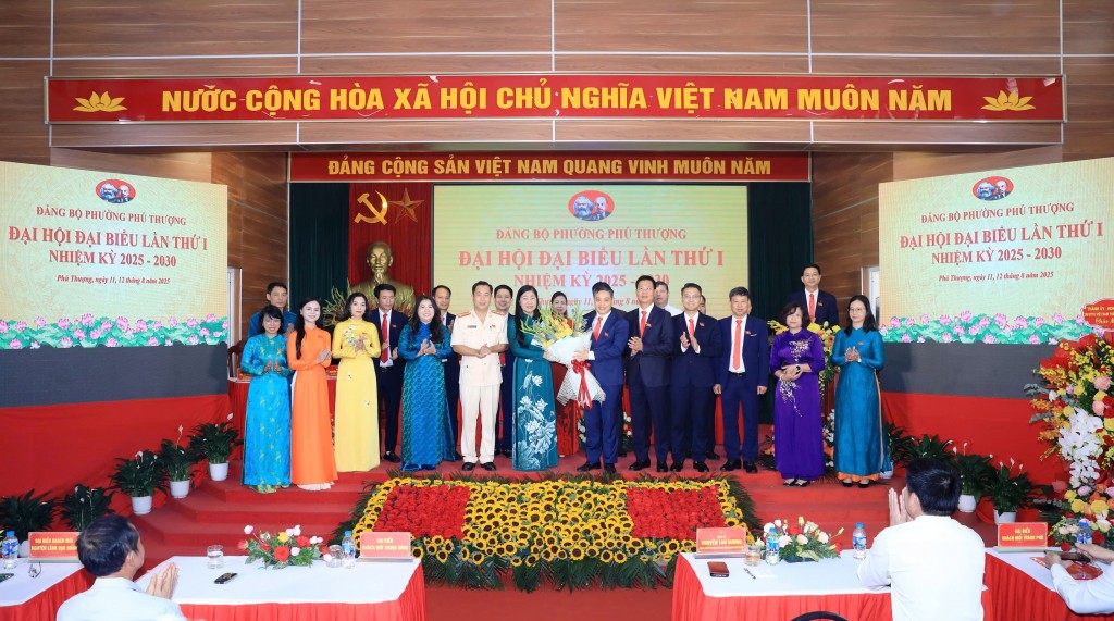 Đồng chí Nguyễn Lan Hương chúc mừng Ban Chấp hành Đảng bộ phường Phú Thượng nhiệm kỳ 2025 - 2030.