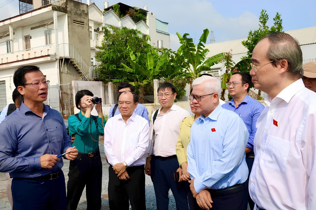 Đoàn công tác số 1 Đoàn Đại biểu Quốc hội TP HCM nghe báo cáo tại công trình kênh Tham Lương - Bến Cát