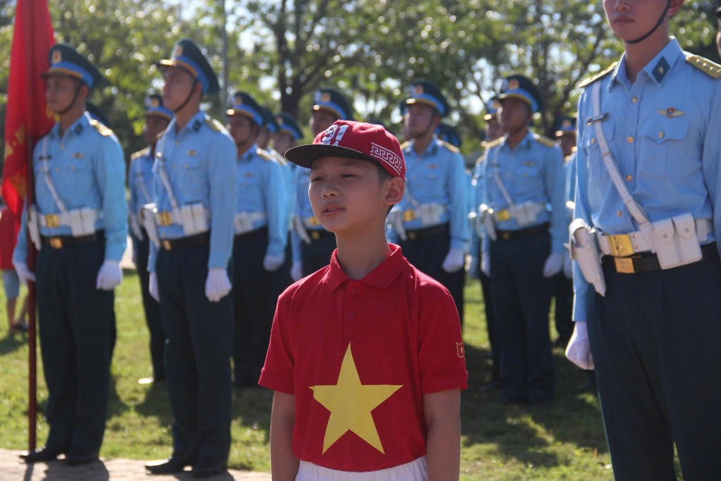 Hòa cùng không khí của ngày lễ lớn, nhiều bạn trẻ, thâm chí là các em nhỏ chọn cách thể hiện tình yêu Tổ quốc qua những vật phẩm mang sắc cờ đỏ sao vàng
