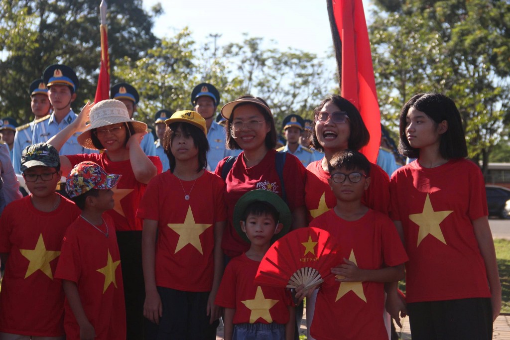Mỗi chiếc áo, lá cờ hay phụ kiện nhỏ bé đều gửi gắm tình yêu Tổ quốc của thế hệ trẻ hôm nay