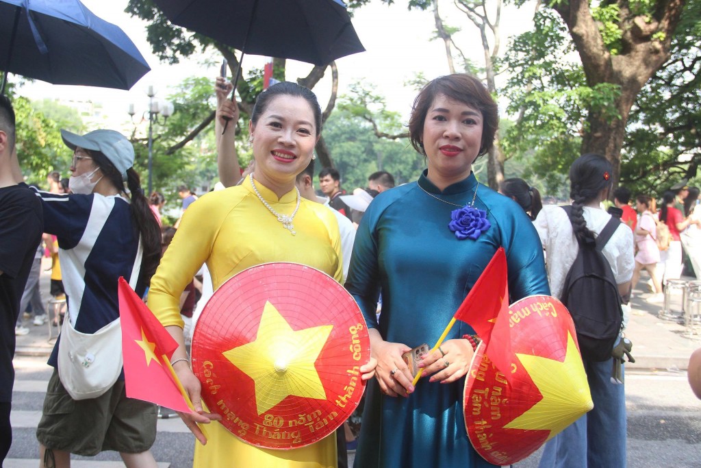 Ngày Quốc khánh trở nên rực rỡ hơn bao giờ hết khi người dân xuống phố trong sắc đỏ sao vàng.
