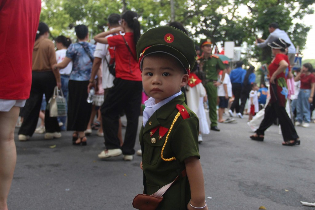 Không chỉ có người lớn, trẻ nhỏ - các mầm non tương lai đất nước cũng được cha mẹ cho diện những bộ đồ ý nghĩa