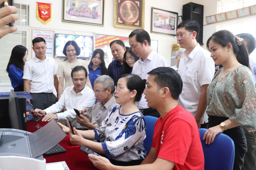 Phường Đông Ngạc khởi đầu hành trình đưa chuyển đổi số tới từng hộ dân