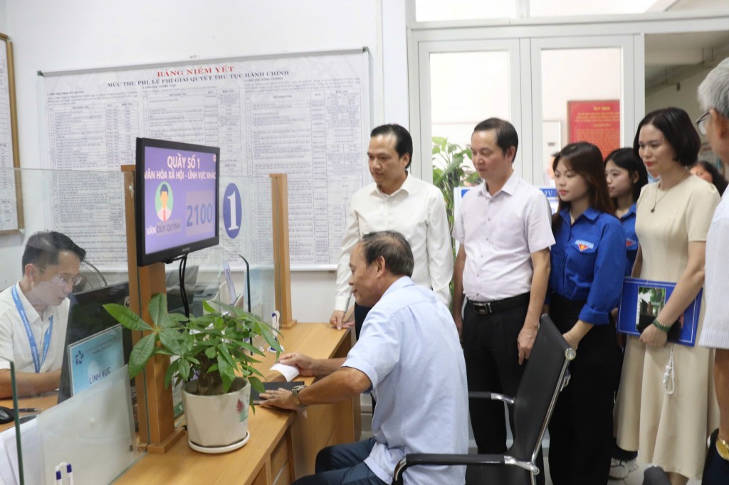 Đồng chí Ngô Văn Nam: Bí thư Đảng ủy – Chủ tịch HĐND và đồng chí Nguyễn Văn Hách: Phó Bí thư Đảng ủy – Chủ tịch UBND phường thăm và động viên điểm phục vụ hành chính công của Phường sau Lễ phát động phong trào “Bình dân học vụ số ”