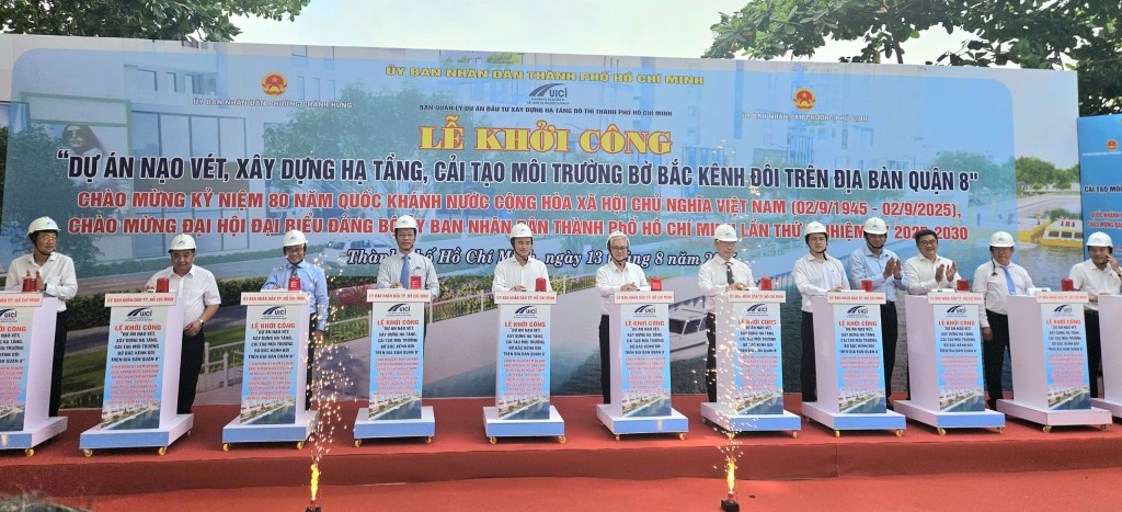 Các đại biểu thực hiện nghi thức khởi công