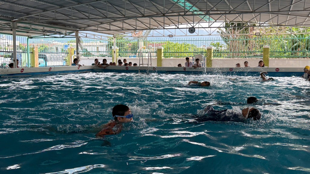 Học sinh tham gia môn bơi tại bể bơi trường Tiểu học Tiểu La (phường An Hải, Đà Nẵng)