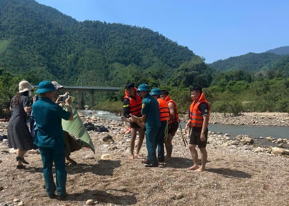 Lực lượng chức năng tìm thấy thi thể 2 sinh viên đuối nước ở Vũng Bọt ngày 1/8 (Ảnh: CA)