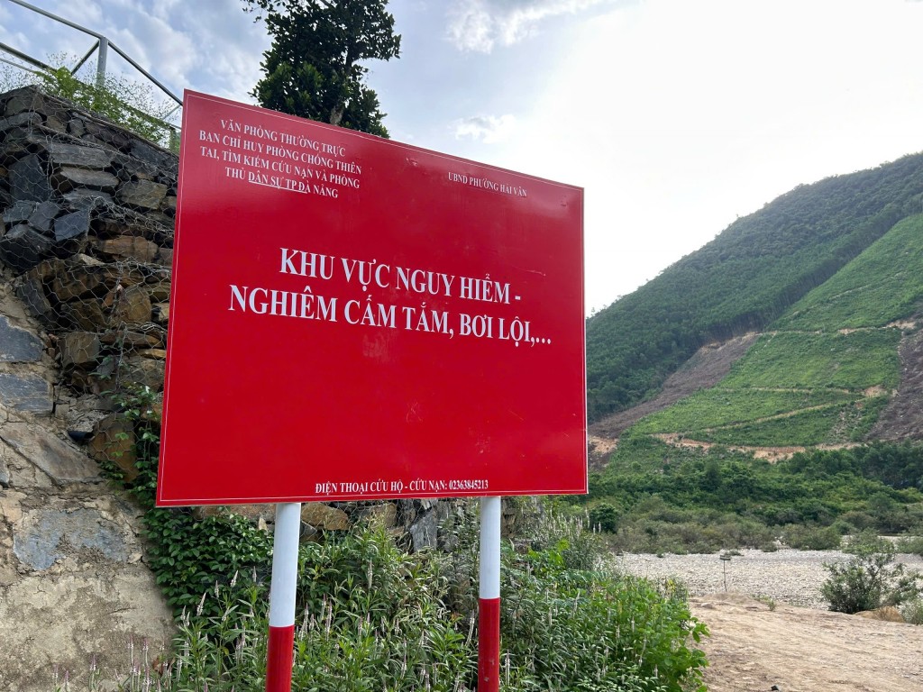 Chính quyền địa phương đã cắm biển cảnh báo, cấm tắm ở các vị trí nguy hiểm, mực nước sâu, chảy xiết, tiềm ẩn nguy cơ đuối nước, tuy nhiên người dân vẫn chủ quan (Ảnh: Đ.Minh)