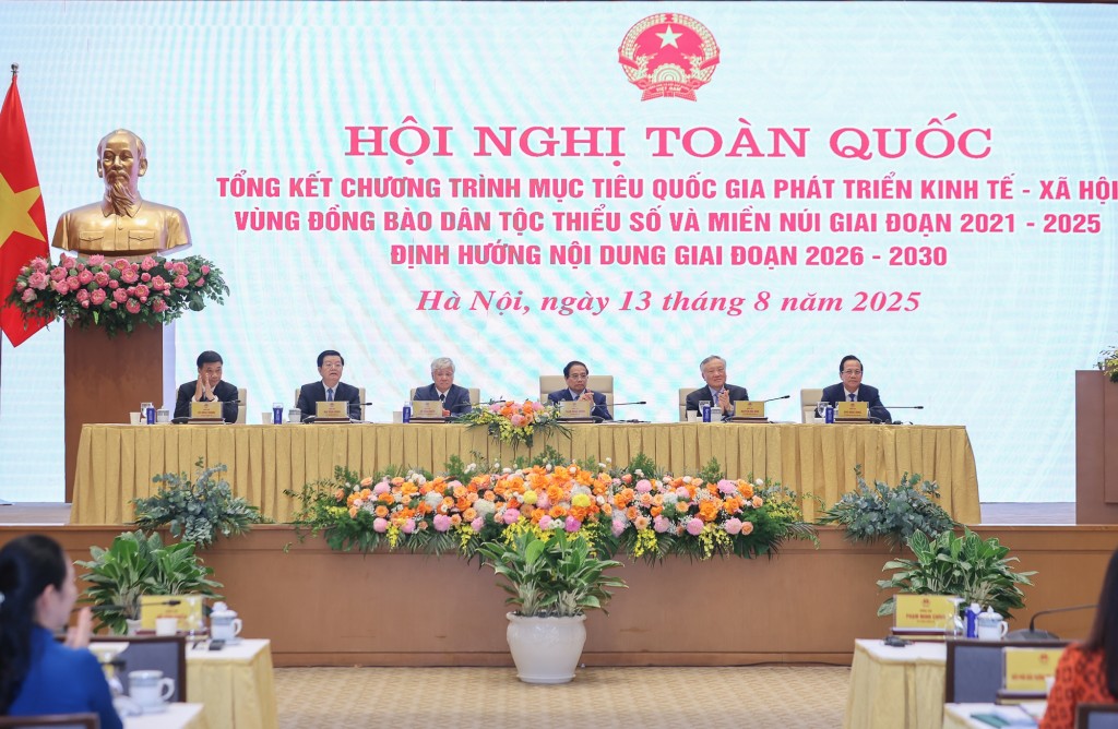 Hội nghị được tổ chức trực tiếp tại trụ sở Chính phủ, trực tuyến với 34 tỉnh, thành phố trong cả nước - Ảnh: VGP/Nhật Bắc