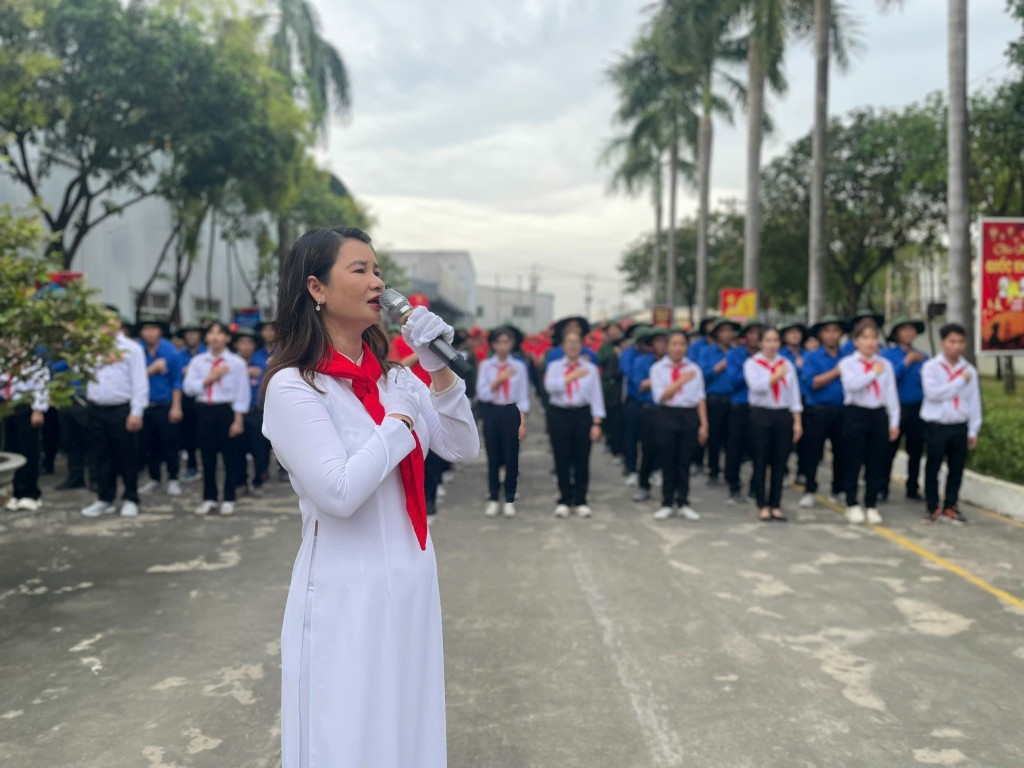 Bà Lê Thị Hương - Chủ tịch CĐCS cùng công nhân lao động thực hiện nghi thức chào cờ.