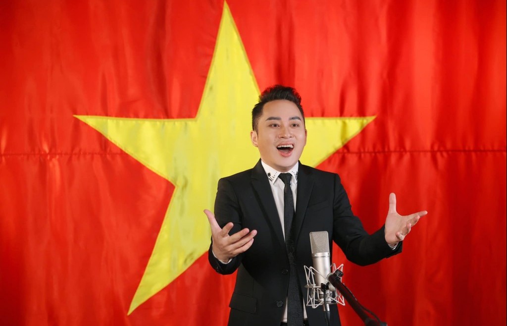 Ca sĩ Tùng Dương sẽ thể hiện "Tiến quân ca" cùng dàn đại hợp xướng