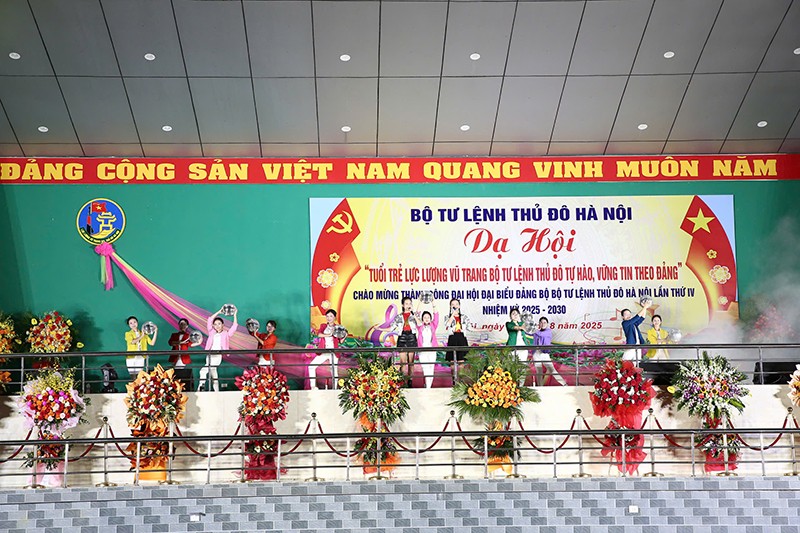 Chương trình giao lưu văn nghệ với nhiều tiết mục ca múa sôi nổi mừng thành công Đại hội
