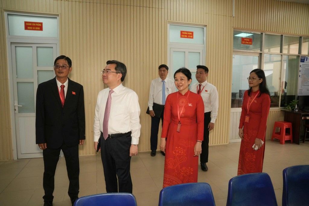 Bí thư Đảng ủy phường Bình Tân cùng Phó bí thư thường trực Thành ủy TP.HCM Nguyễn Thanh Nghị tham quan trung tâm hành chính công 